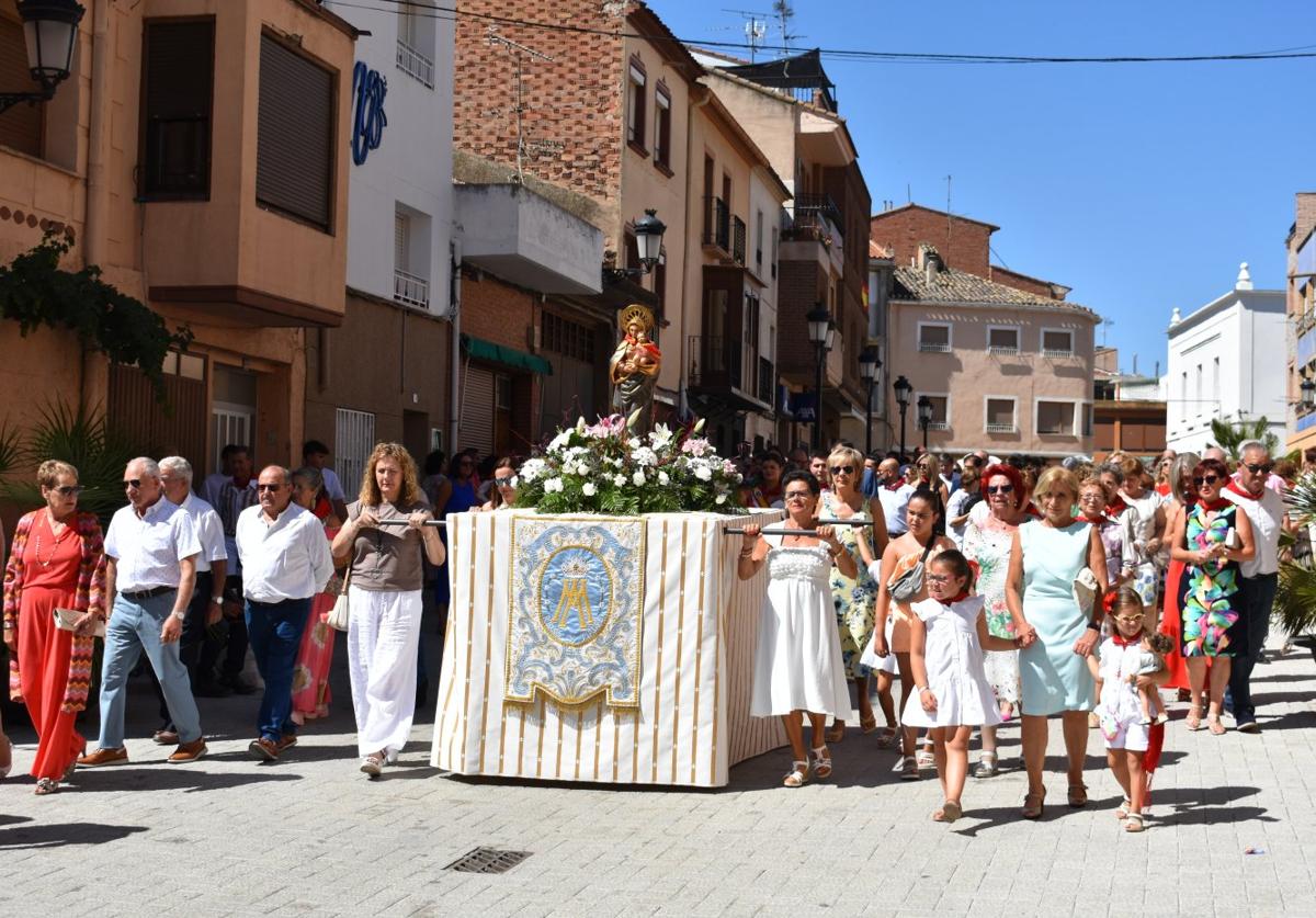 Procesión de la Virgen de Carravieso, ayer en Rincón de Soto.