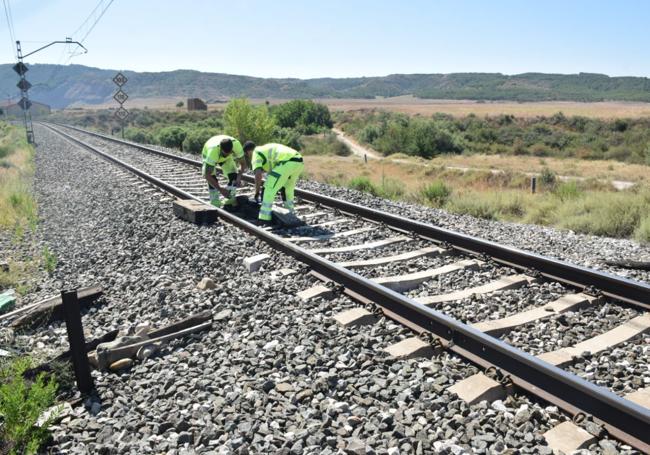 Los operarios se afanan en dejar la vía en perfectas condiciones tras el choque.