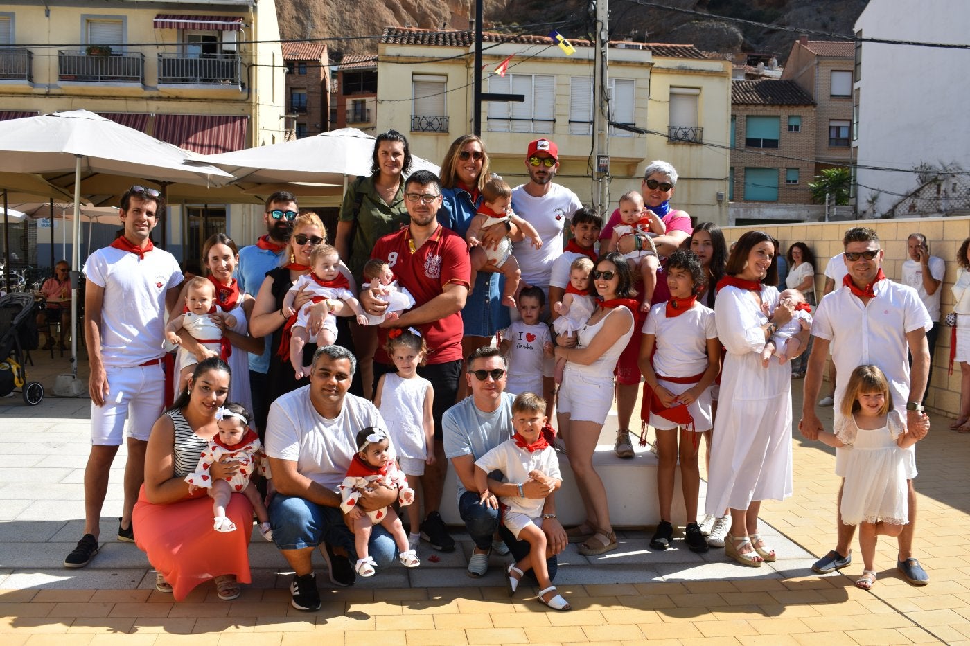 Los bebés que recibieron su primer pañuelo con sus familias, antes del chupinazo de Quel.