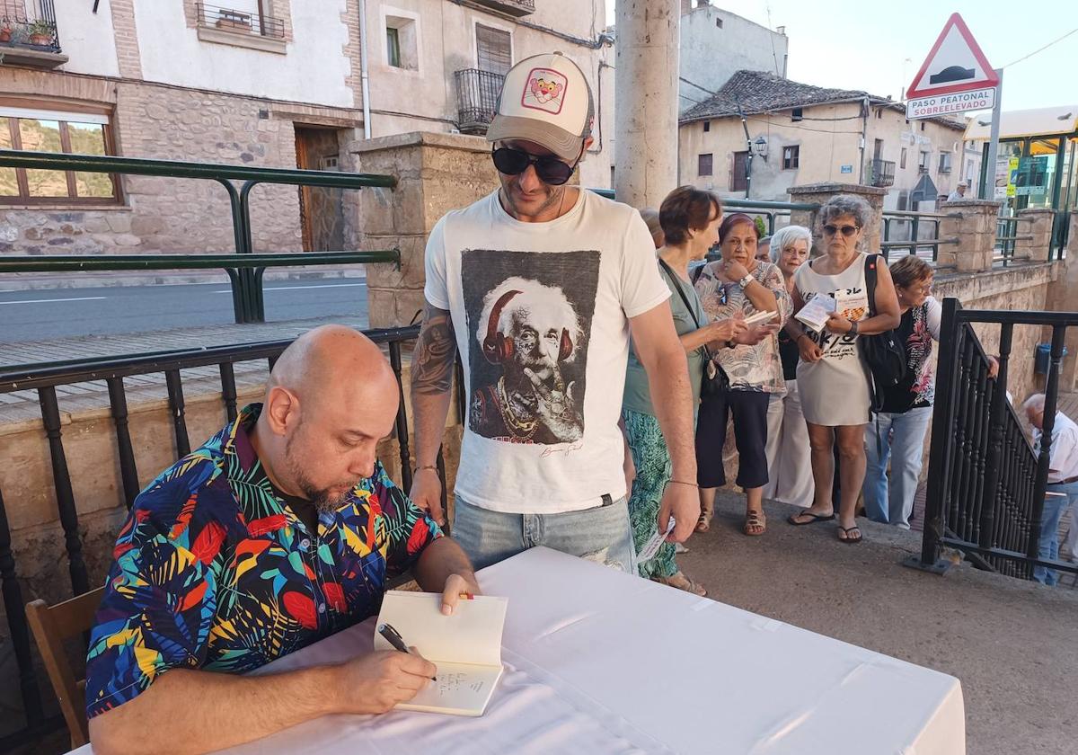 Víctor Almazán gana el concurso de novela corta de Bobadilla