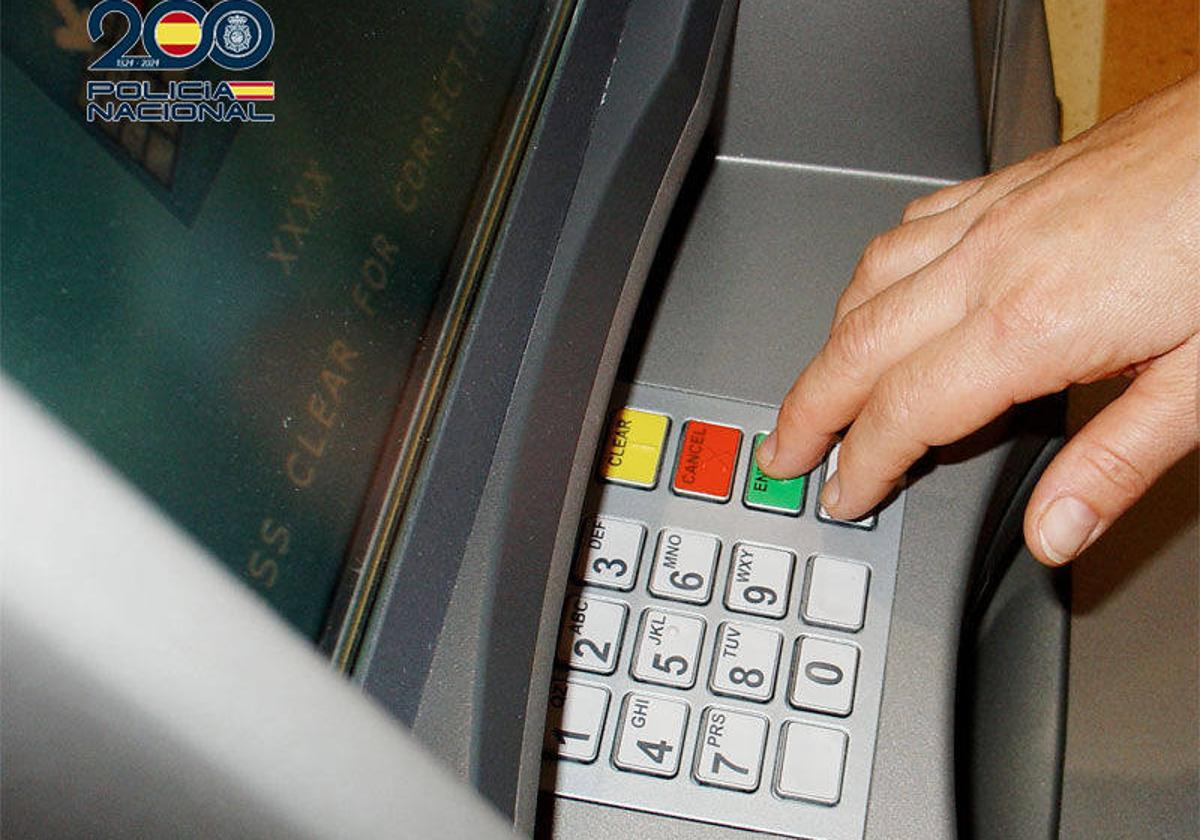 La Policía Nacional alerta sobre la estafa 'contactless', una nueva modalidad de robo a mayores