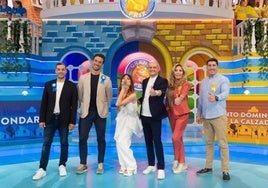 Los alcaldes y padrinos junto a los presentadores Ramón y Cristina