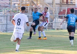 Ugarte intenta pugnar el balón con un jugador del Agoncillo.