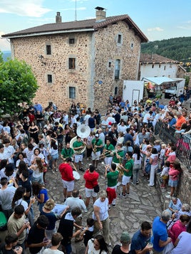 El Rasillo vive su día grande con procesión, danzas y degustación