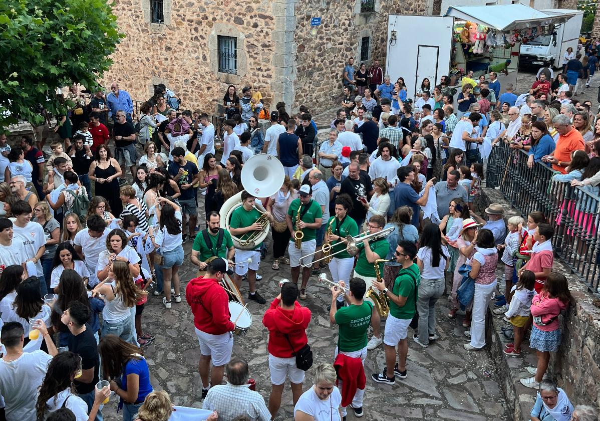 El Rasillo vive su día grande con procesión, danzas y degustación