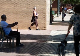 Personas en una calle de Logroño.