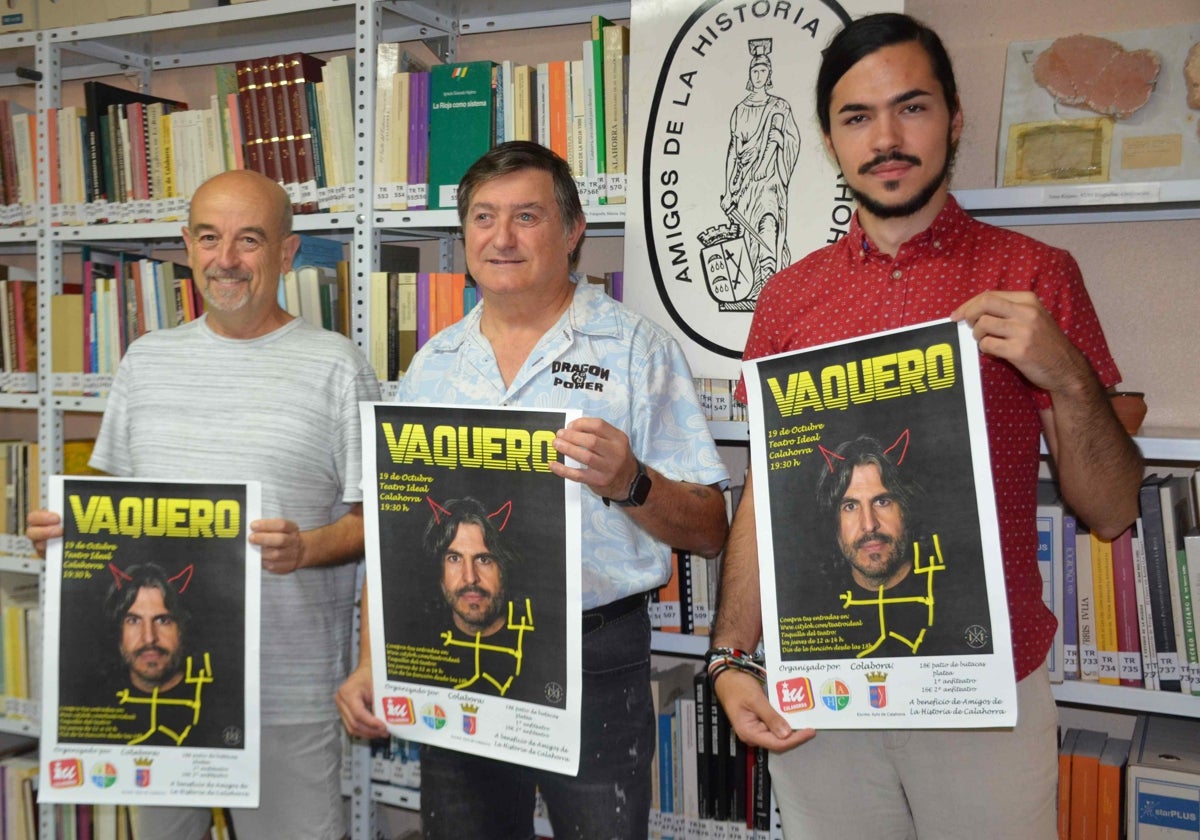 Marcos Herreros, Óscar Moreno y José Luis Cinca, con el cartel de promoción de la actividad en la sede de Amigos de la Historia de Calahorra.