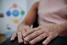 «Vi que tenía un problema cuando me puse ante el espejo para sentir que no bebía sola», admite Elena, usuaria de la entidad