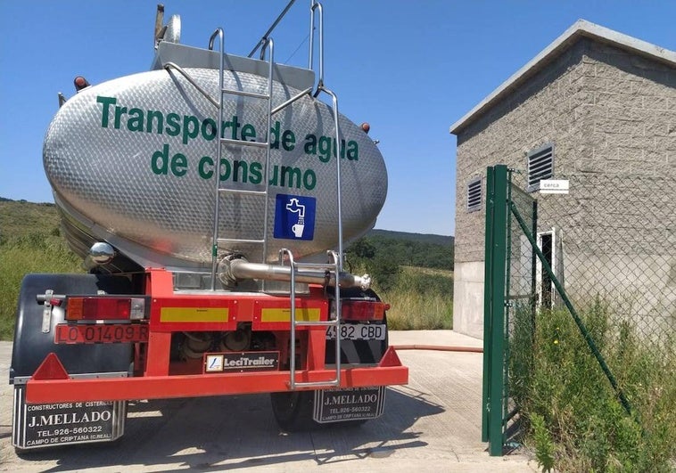 Daroca de Rioja recibe agua del camión cisterna tras los primeros cortes de suministro