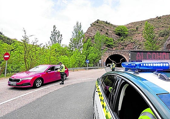 Agentes durante una campaña de control de alcohol y drogas en Viguera.