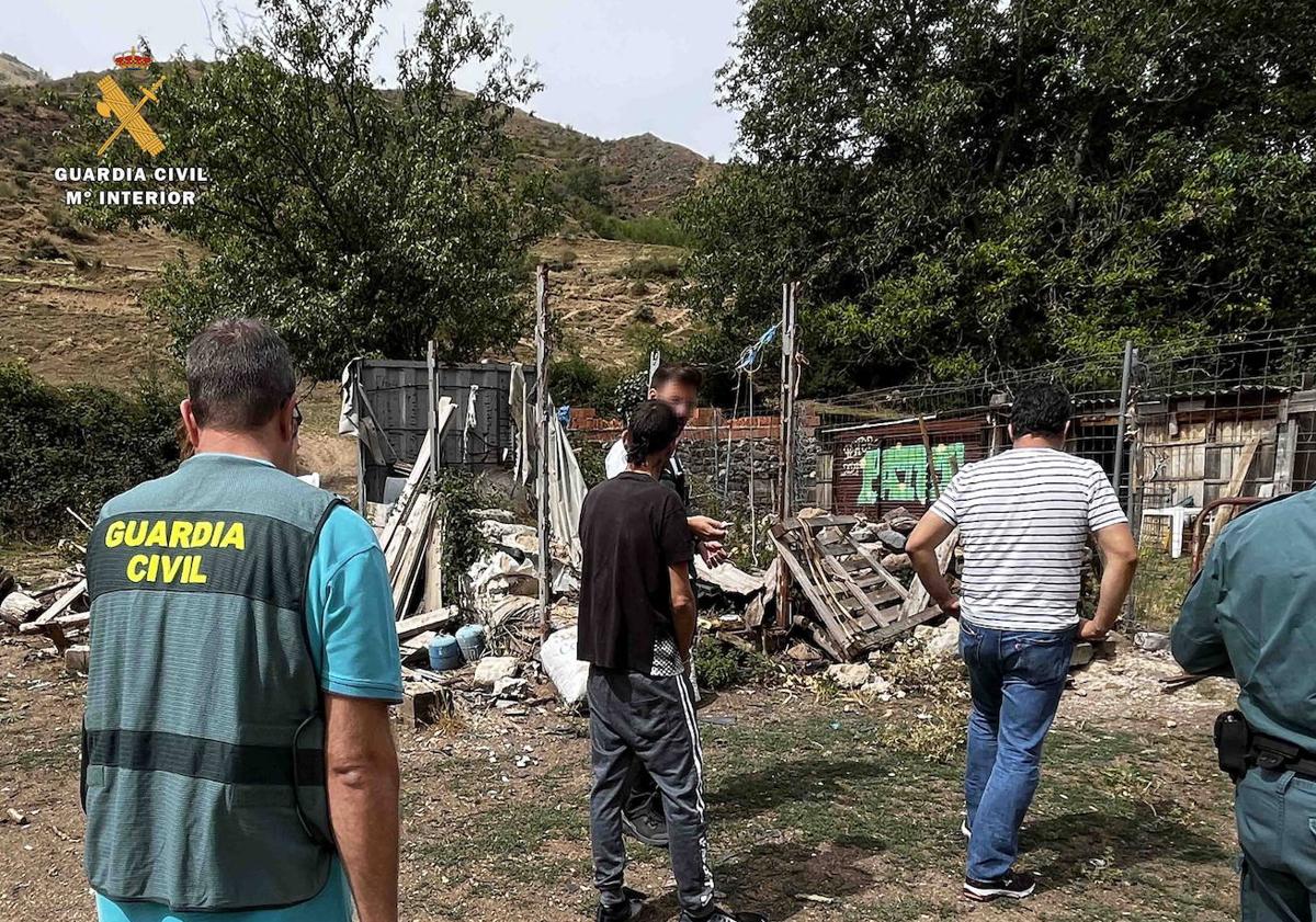 Imagen principal - Momento de la detención y registro de las viviendas de los acusados.