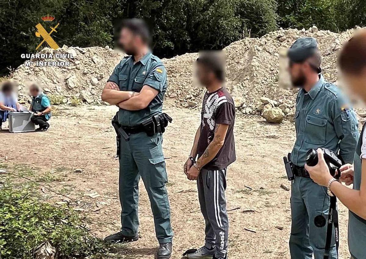 Imagen secundaria 1 - Momento de la detención y registro de las viviendas de los acusados.