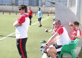 Óscar Gurría, en la banda durante un partido.