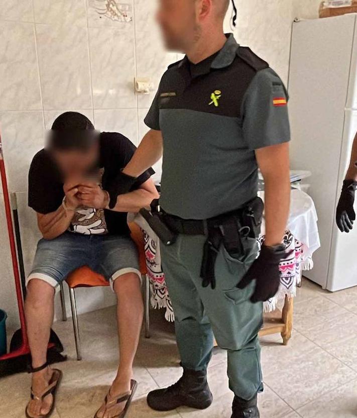 Imagen secundaria 2 - Momento de la detención y registro de las viviendas de los acusados.