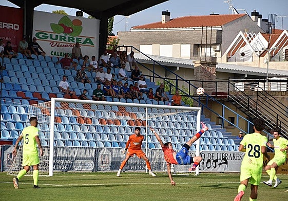 Jorge remató de chilena y el balón salió fuera por alto.