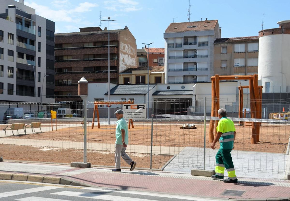 Las obras de acondicionamiento del solar del cuartel están bastante avanzadas y ya se pueden ver los juegos infantiles del nuevo parque.