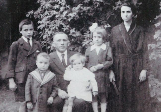 El maestro Juan Larreta junto a su familia.