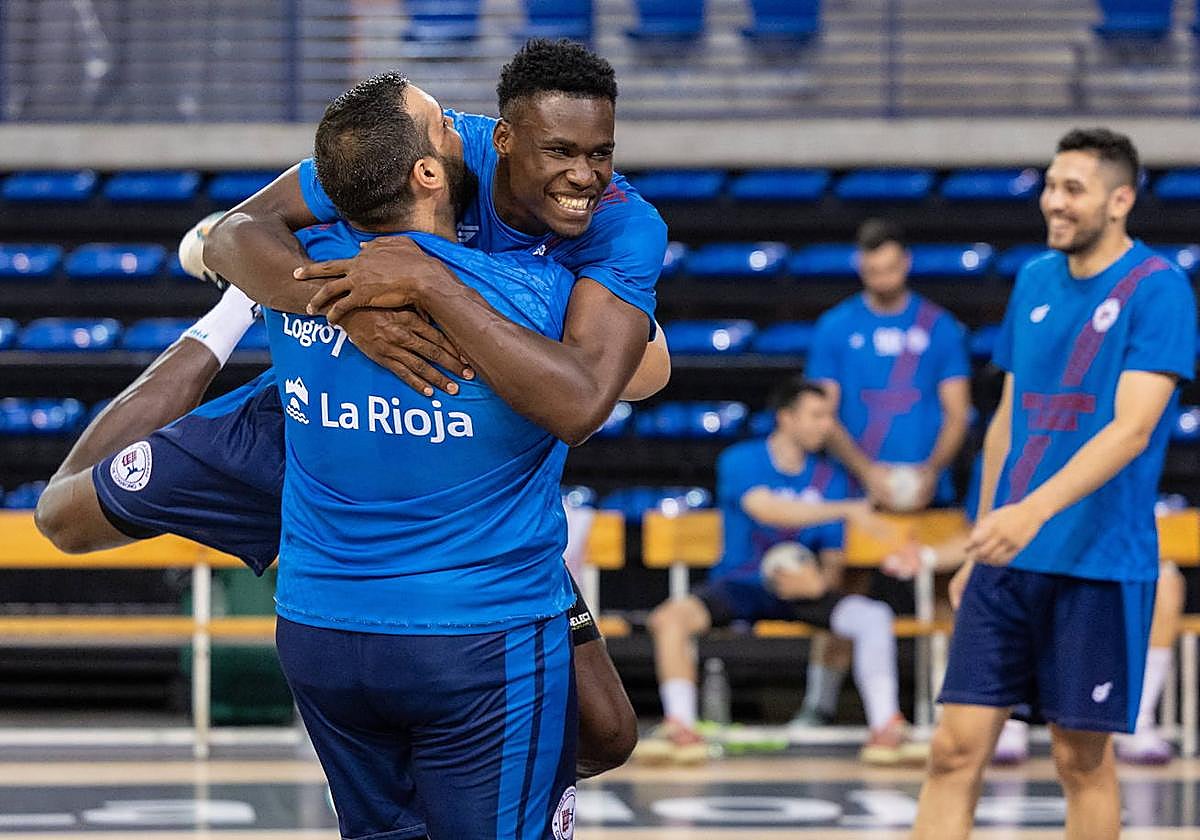 Abdoula Modi bromea con Javi García en un entrenamiento del Ciudad de Logroño.