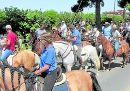 Decenas de jinetes con sus monturas guiaron a las vacas avileñas este domingo desde la zona de la Laguna a la plaza de toros alfareña.