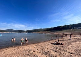 Bañistas en el González Lacasa, en una imagen de archivo.