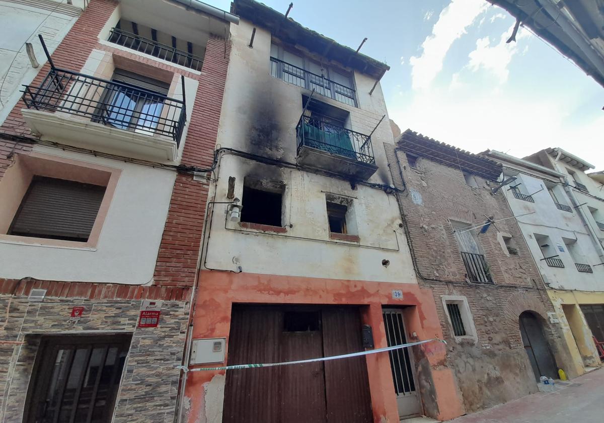 Fallece un hombre de 78 años y una mujer es rescatada en un incendio en Quel