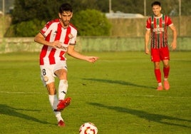 Lamadrid golpea el balón en el duelo ante la Gimnástica.