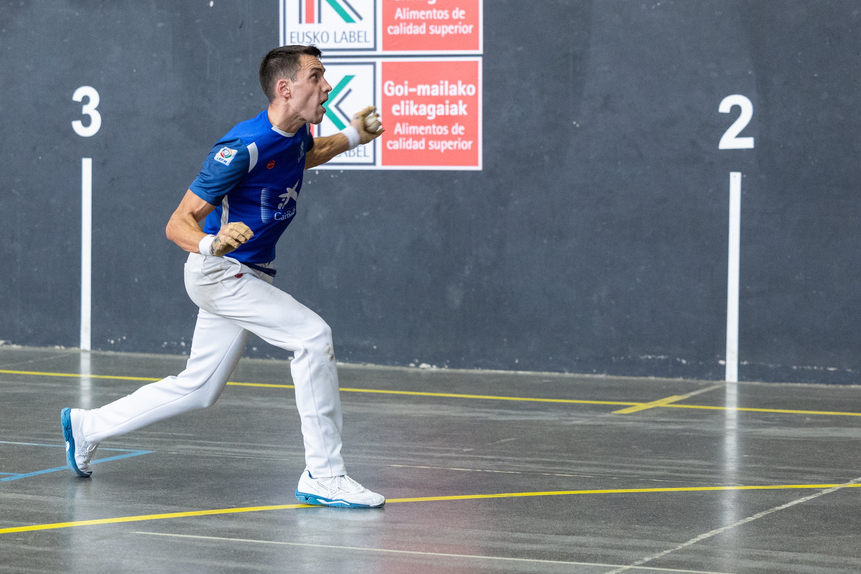 Zabala acuna la pelota en su mano y prepara la dejada con la izquierda en el partido de Labastida.