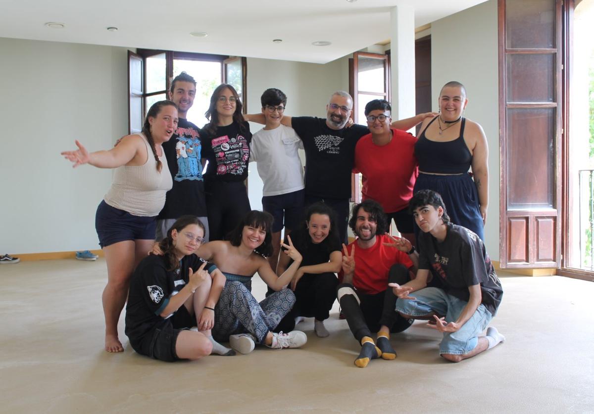 Los once participantes posan en mitad de una clase, con su profesor Sergio Gayol arriba en el centro.