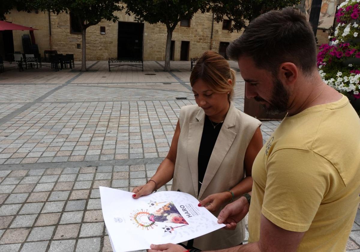 La alcaldesa, Guadalupe Fernández, y el concejal de Festejos, Borja Merino, junto con el cartel de fiestas.