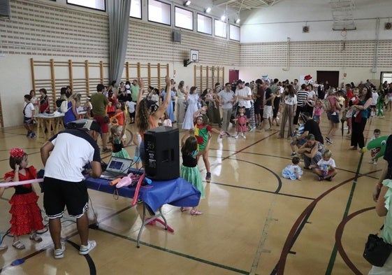 La fiesta infantil de disfraces se trasladó este miércoles al pabellón del colegio Ezequiel Moreno.