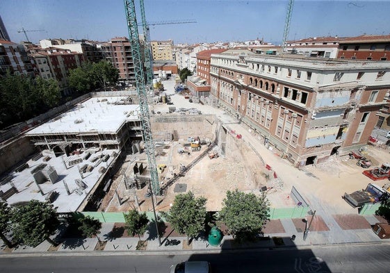 La promoción inmobiliaria, con el edificio del antiguo colegio San José ya en obras, avanza casi un año después en el solar de las peatonales.