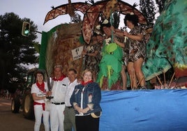 La carroza 'Viaje al pasado' del centro de participación de mayores mereció el primer premio del desfile de carrozas.