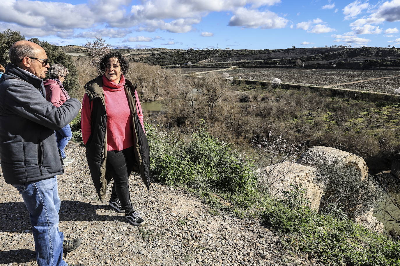 Vista del arco del puente recuperado, desde el camino (con unos vecinos presentes durante la presentación de la finalizada obra).