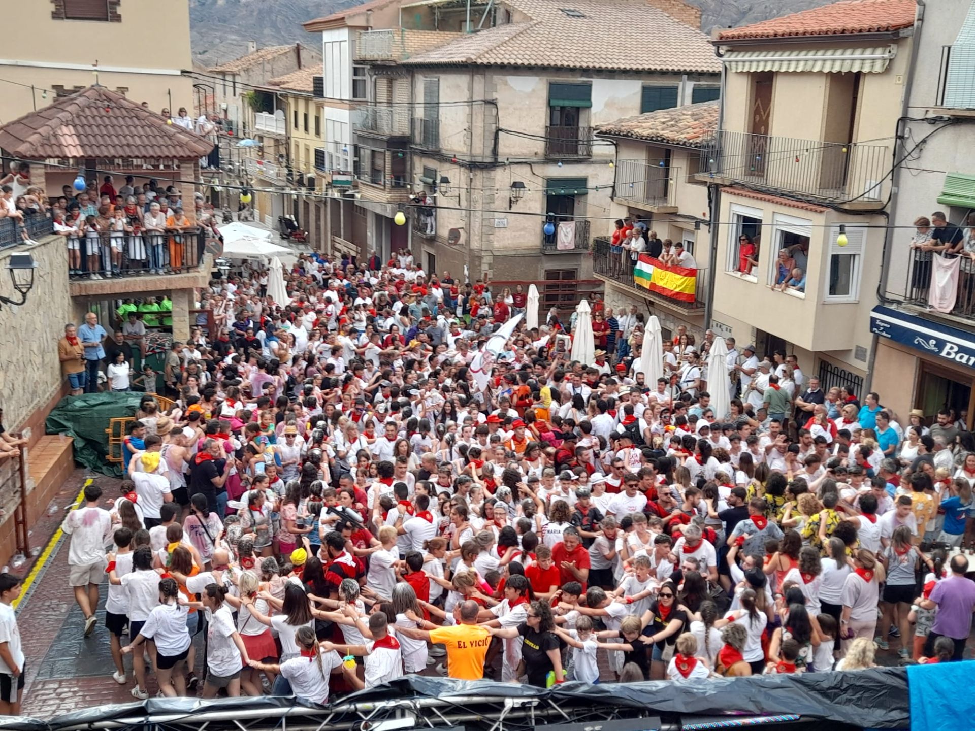 La plaza de España se llenó de cuadrillas, ayer durante el chupinazo de las fiestas de Aguilar del Río Alhama.