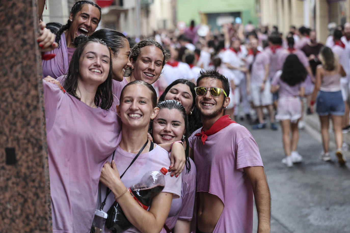 Miles de personas participan del chupinazo de las fiestas de Alfaro y piden agua en sus calles