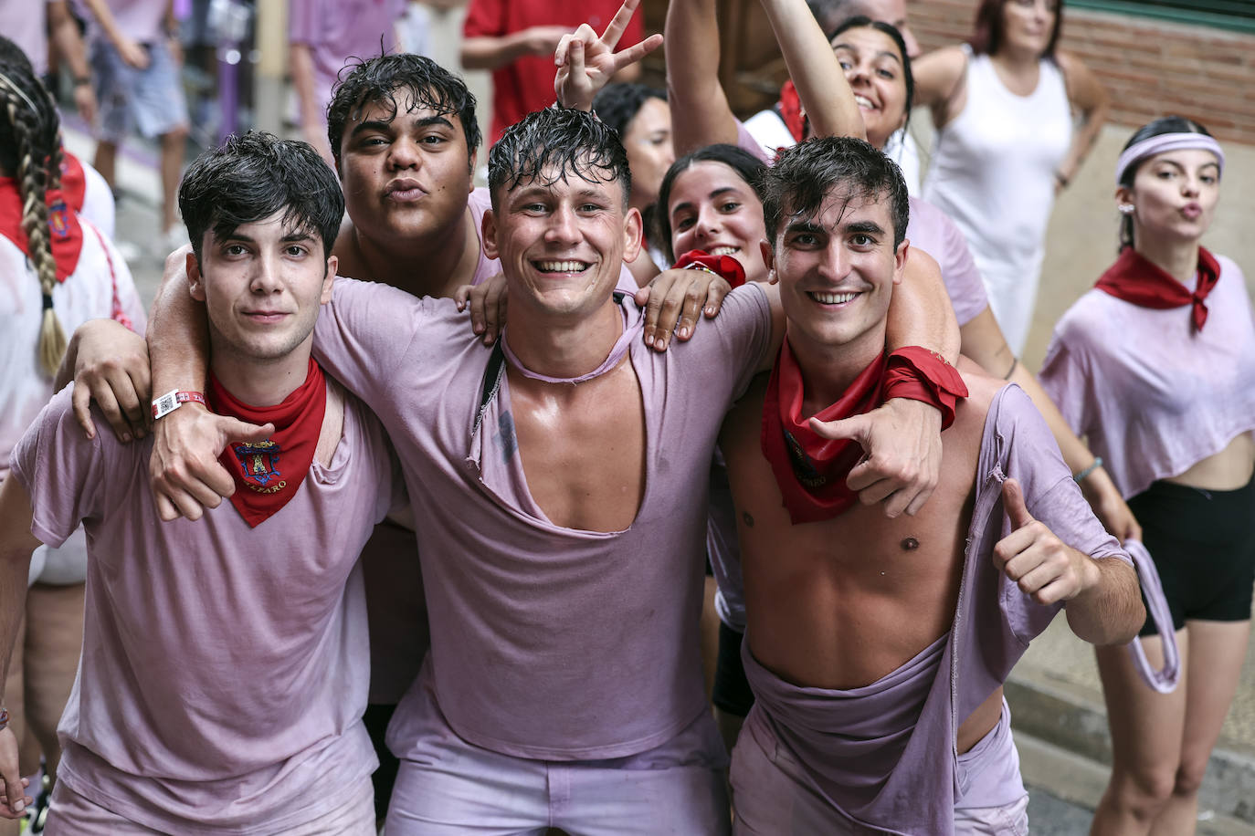 Miles de personas participan del chupinazo de las fiestas de Alfaro y piden agua en sus calles