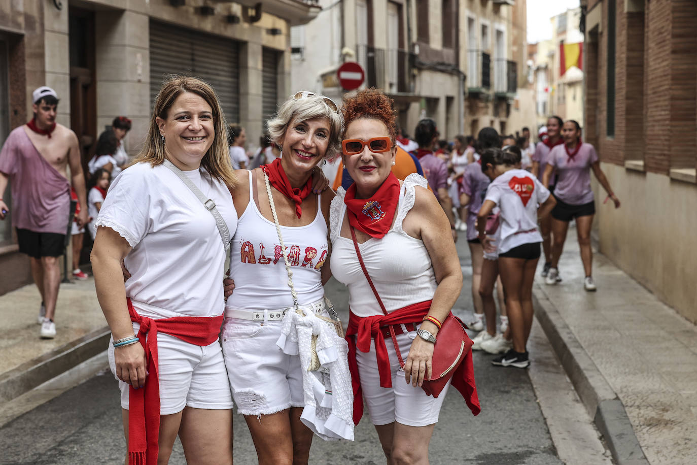 Miles de personas participan del chupinazo de las fiestas de Alfaro y piden agua en sus calles