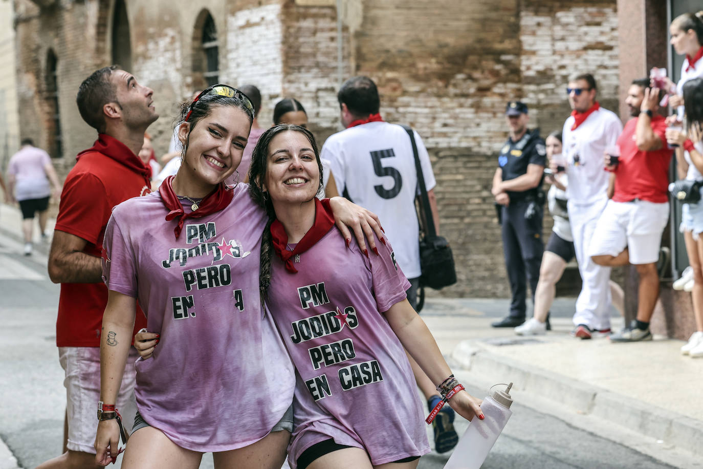 Miles de personas participan del chupinazo de las fiestas de Alfaro y piden agua en sus calles
