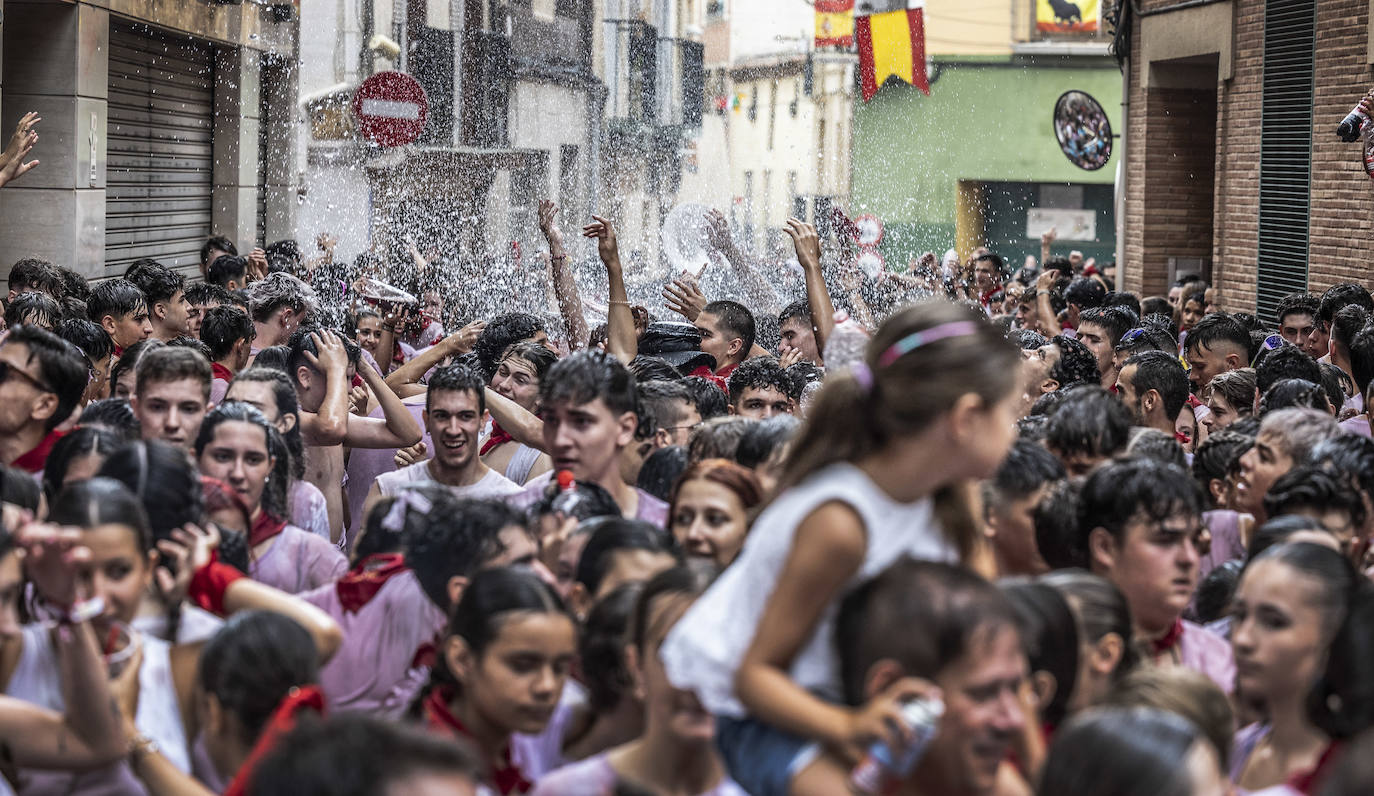 Miles de personas participan del chupinazo de las fiestas de Alfaro y piden agua en sus calles