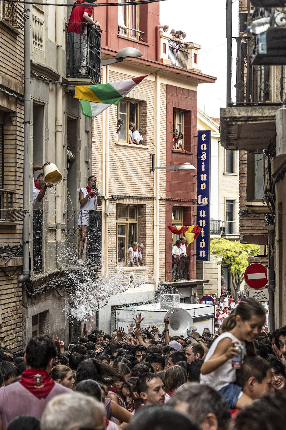 Miles de personas participan del chupinazo de las fiestas de Alfaro y piden agua en sus calles
