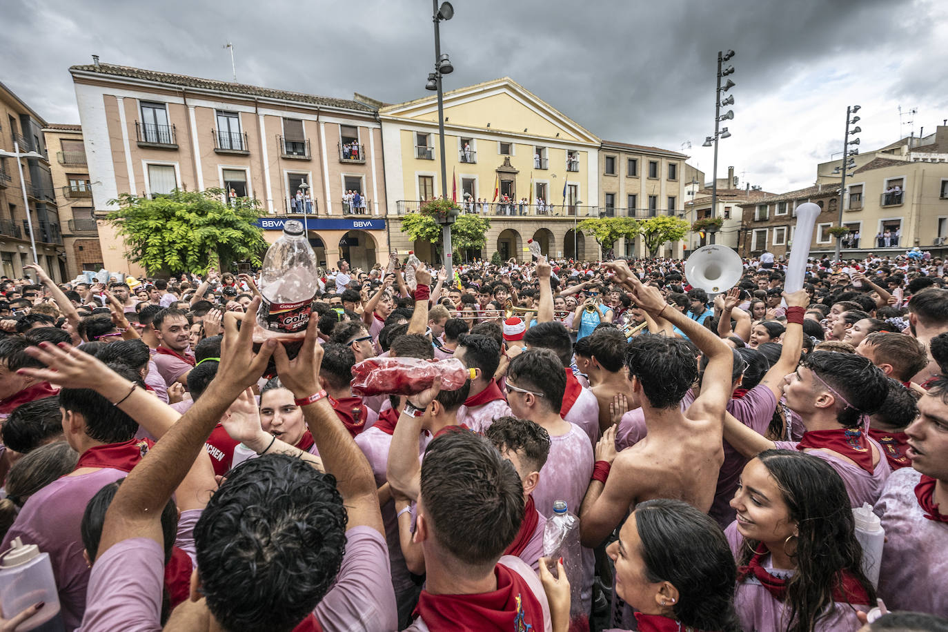 Miles de personas participan del chupinazo de las fiestas de Alfaro y piden agua en sus calles