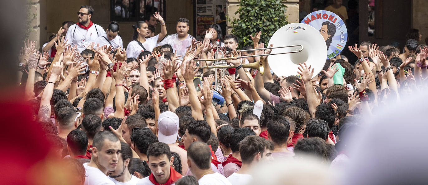 Miles de personas participan del chupinazo de las fiestas de Alfaro y piden agua en sus calles