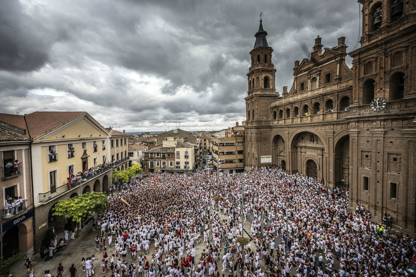 Miles de personas participan del chupinazo de las fiestas de Alfaro y piden agua en sus calles