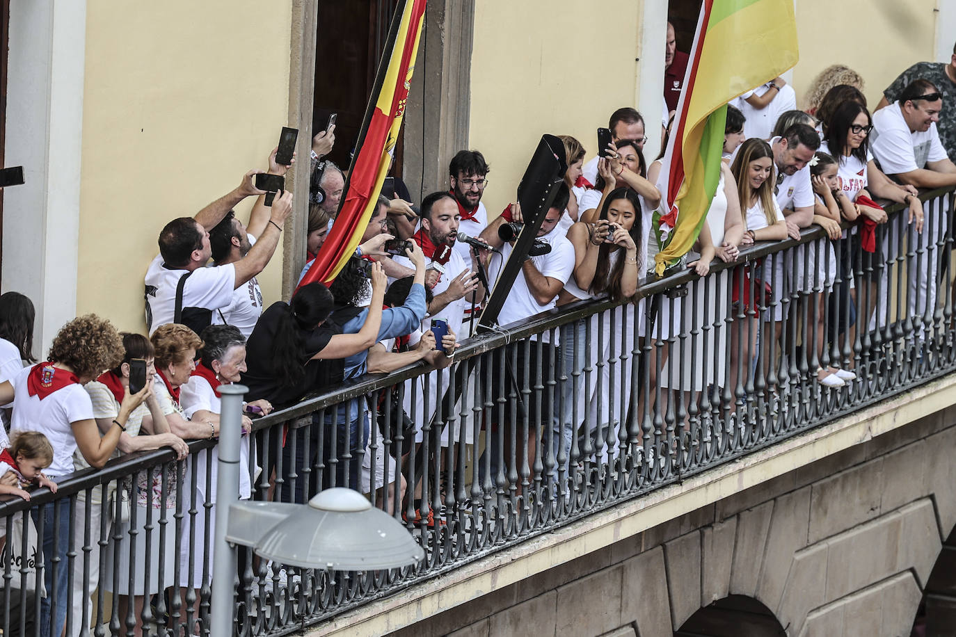 Miles de personas participan del chupinazo de las fiestas de Alfaro y piden agua en sus calles