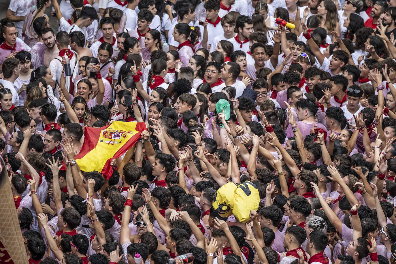 Miles de personas participan del chupinazo de las fiestas de Alfaro y piden agua en sus calles