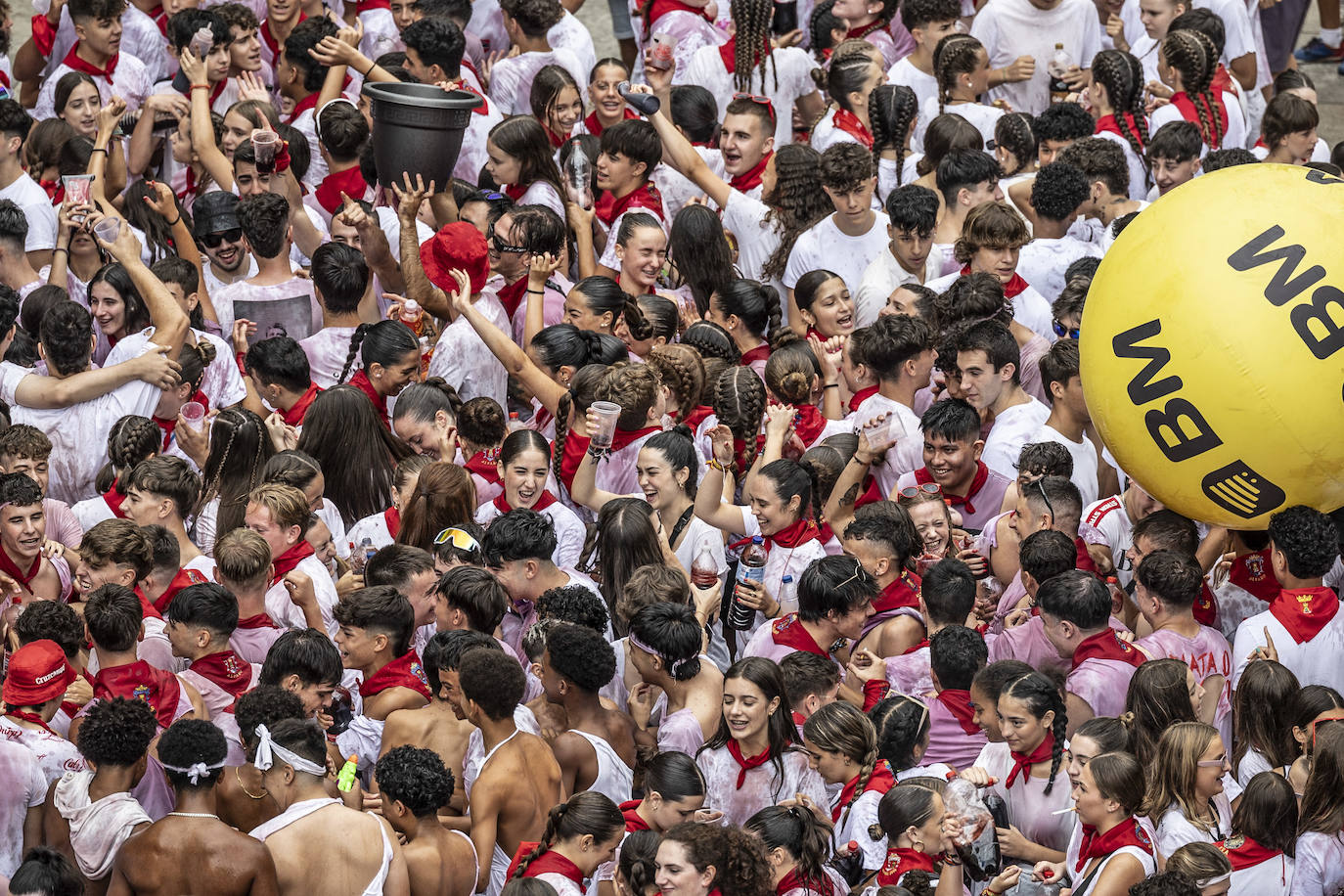 Miles de personas participan del chupinazo de las fiestas de Alfaro y piden agua en sus calles