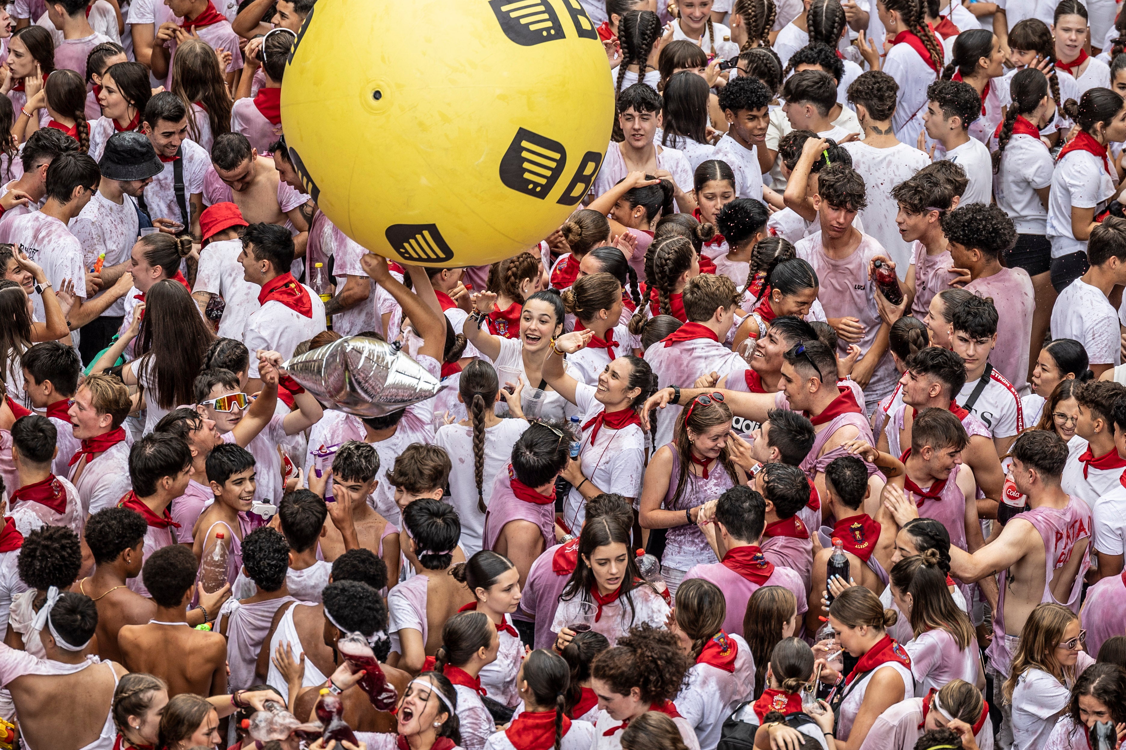 Miles de personas participan del chupinazo de las fiestas de Alfaro y piden agua en sus calles