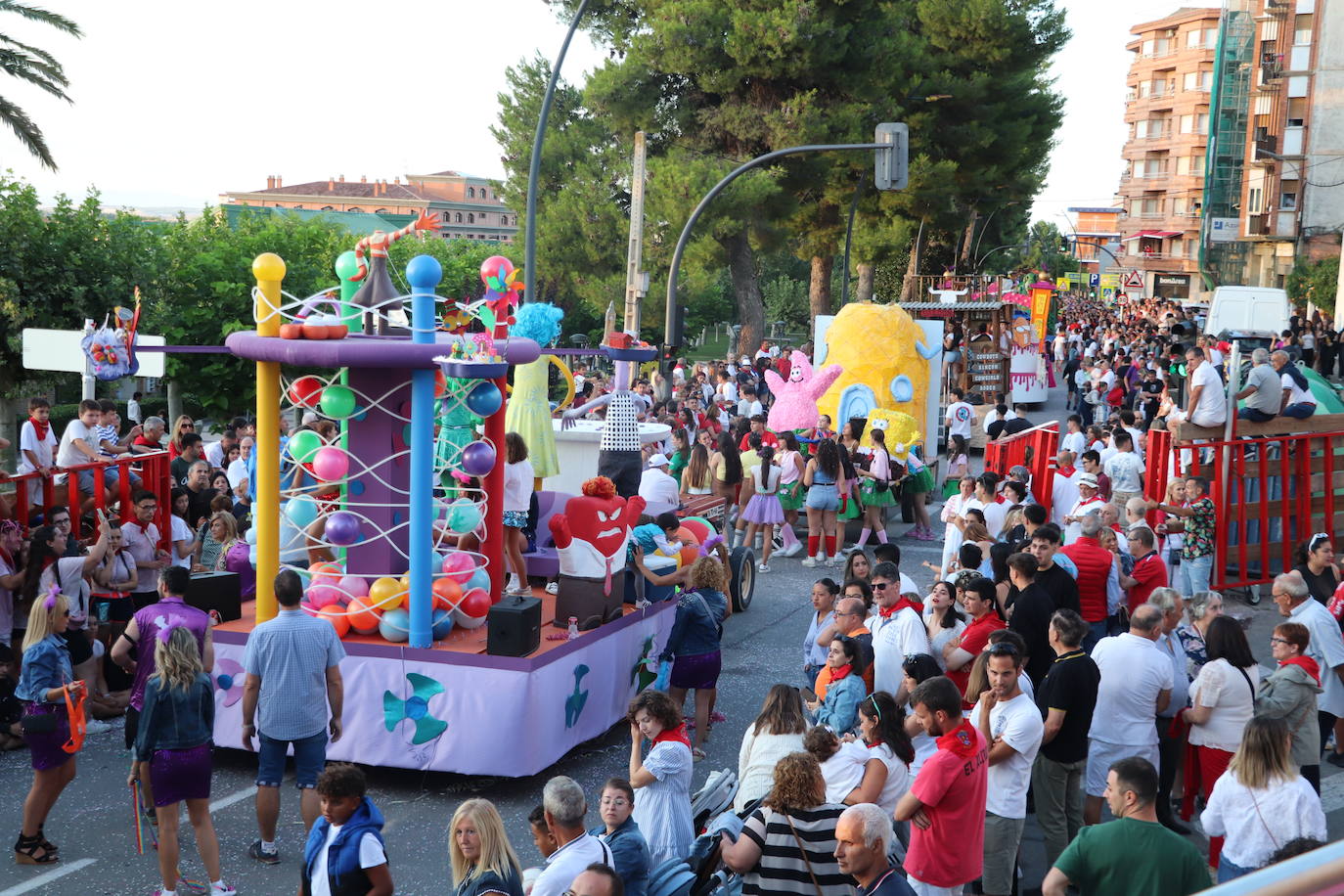 El desfile de carrozas, en imágenes