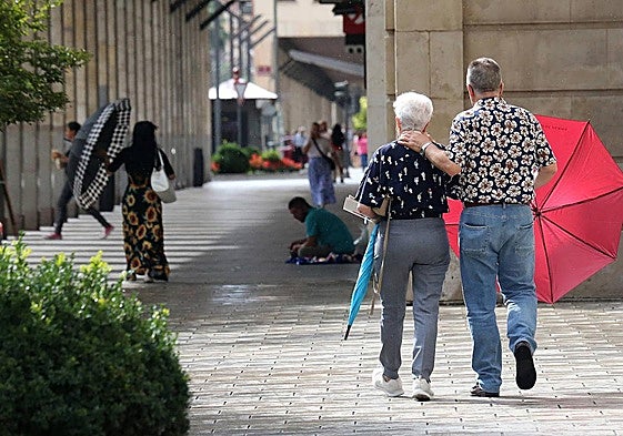 Paraguas entre el sol y la lluvia en Logroño.