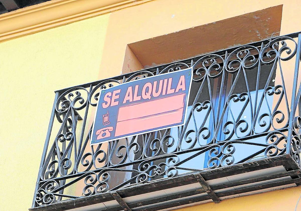 Un cartel de 'Se alquila' en un piso de Logroño.